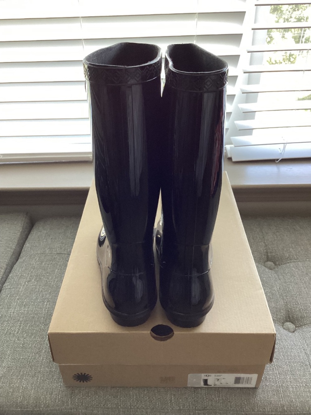 UGG® Shaye Rain Boot (Women) 7M - Picture 4 of 11